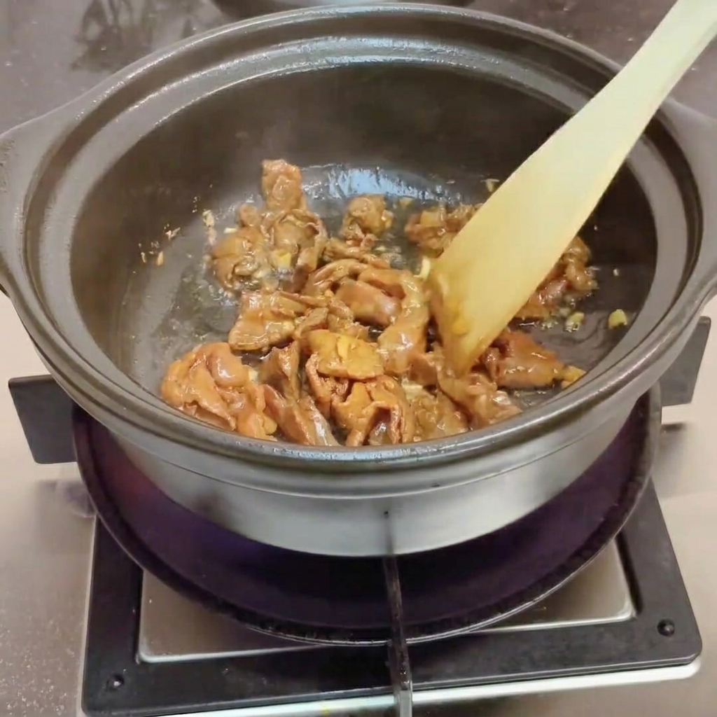 뚝배기에 조개를 넣고 끓는 물을 붓는 모습.