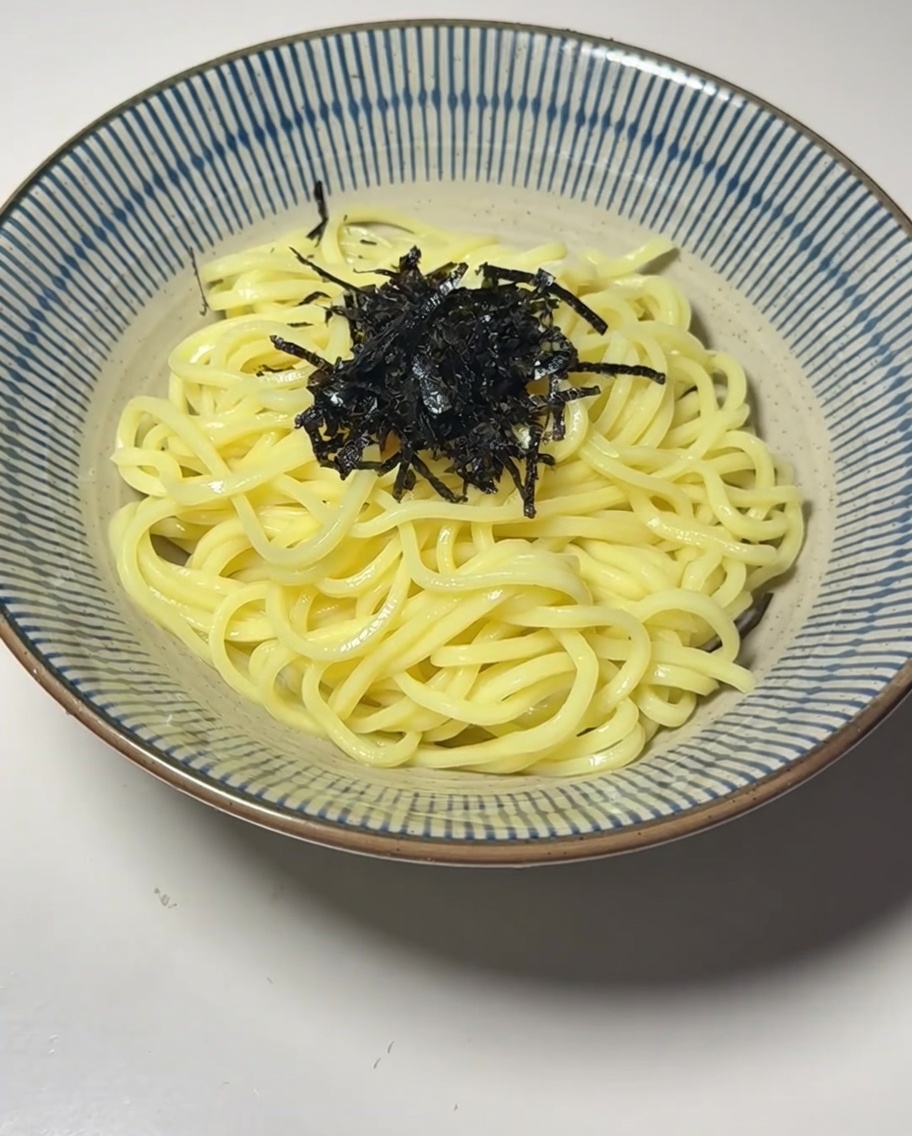 김, 반숙란, 죽순이 올라간 면 요리 그릇.