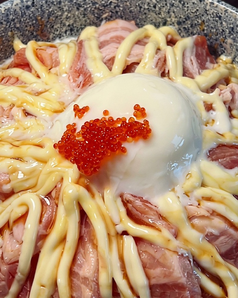 날치알이 올라간 완성된 연어 덮밥 모습.
