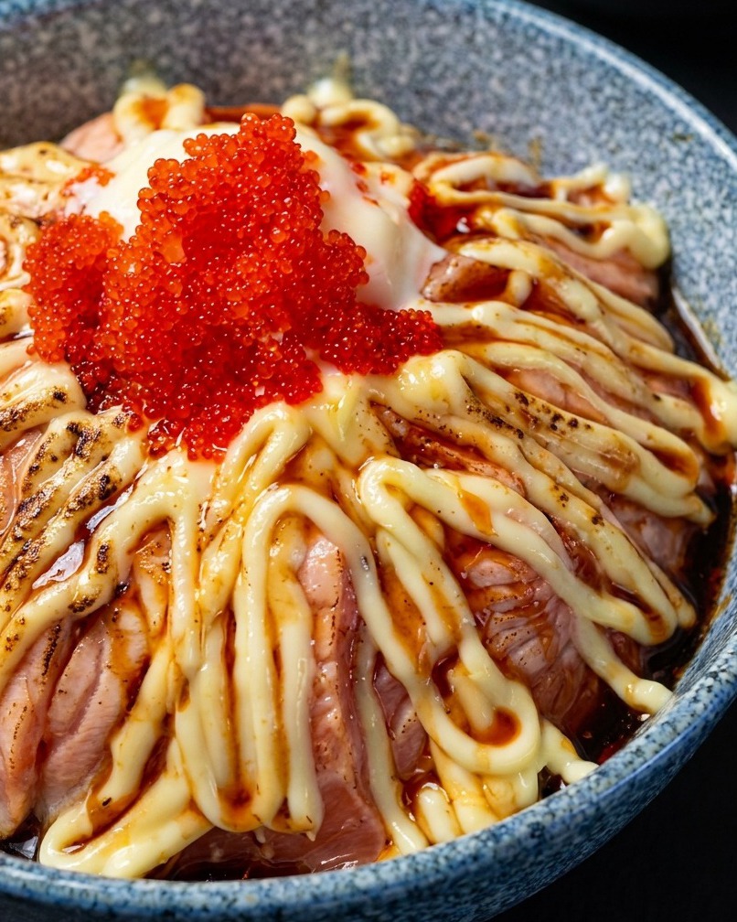 마요네즈와 날치알이 올라간 상태에서 토치로 마무리하는 모습.
