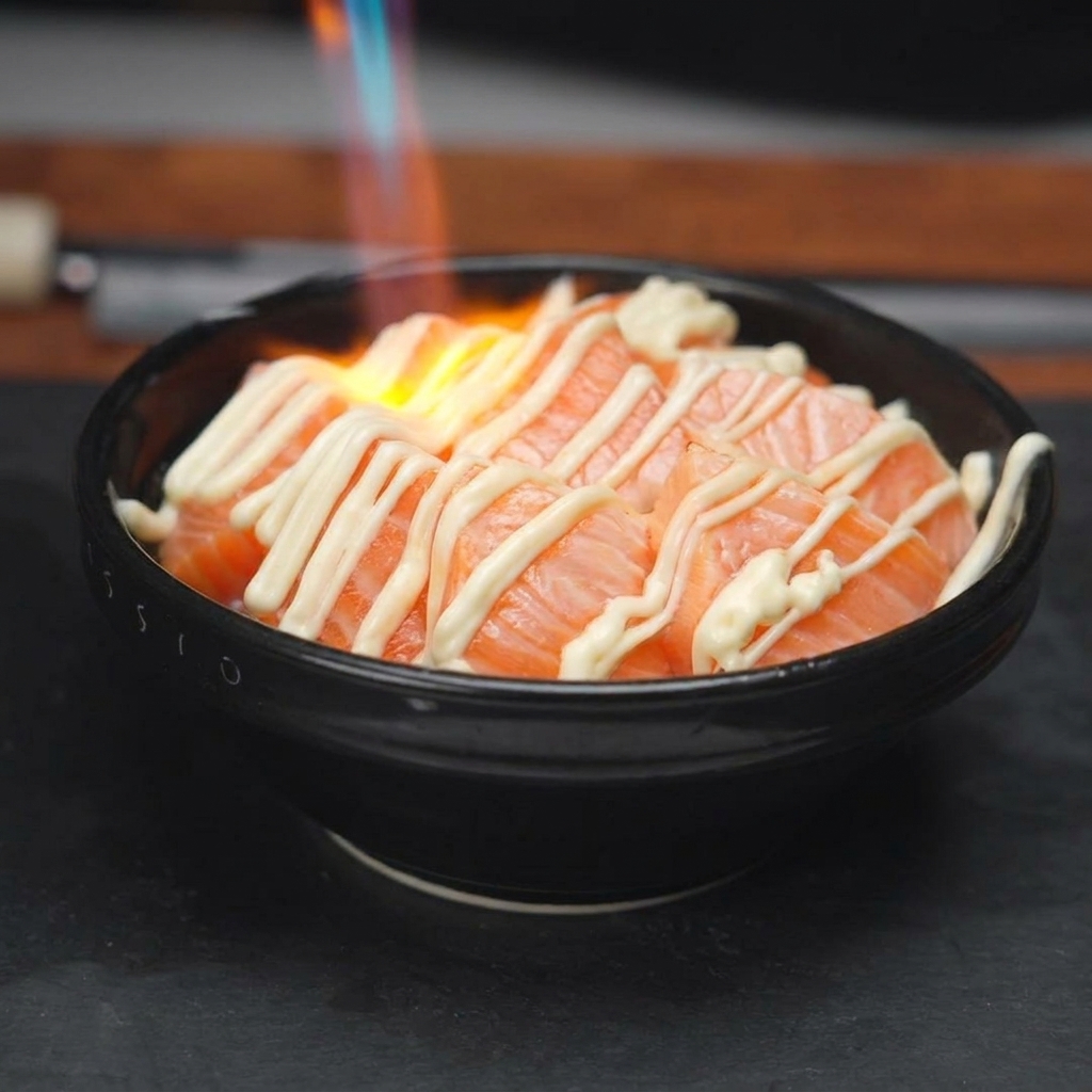 완성된 덮밥 위 마요네즈에 다시 한번 토치로 불을 입히는 모습.