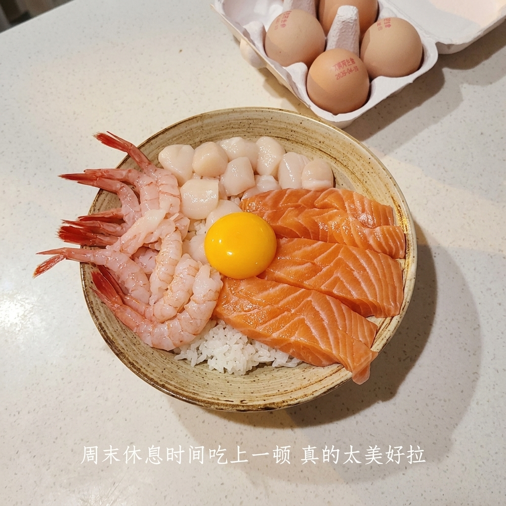 해산물 덮밥 정중앙에 선명한 노란색 달걀노른자가 올라간 모습.