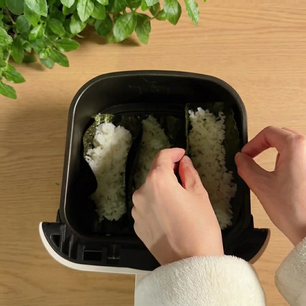 밥을 채운 김 타코쉘을 에어프라이어 바스켓에 세워놓은 모습.