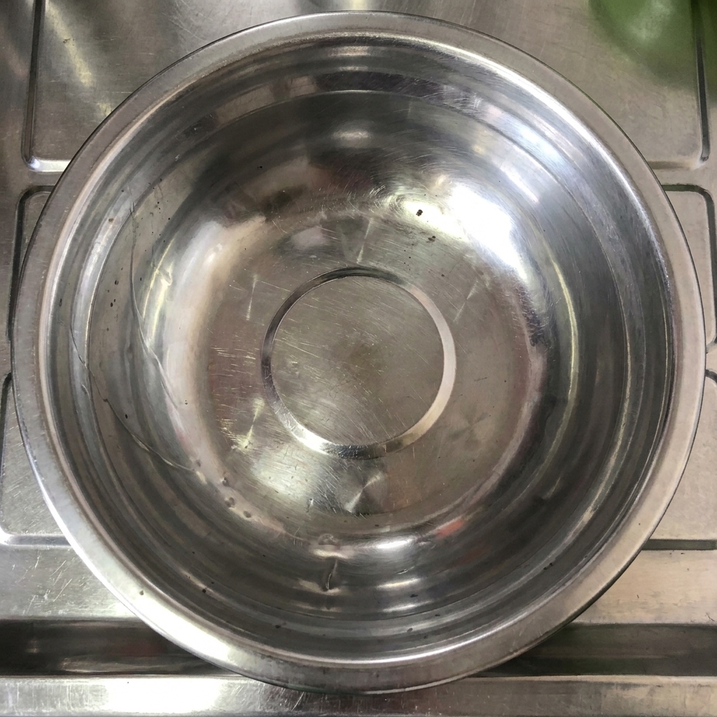 스테인리스 믹싱 볼에 톈진 칠리소스를 넣는 모습의 클로즈업 사진.