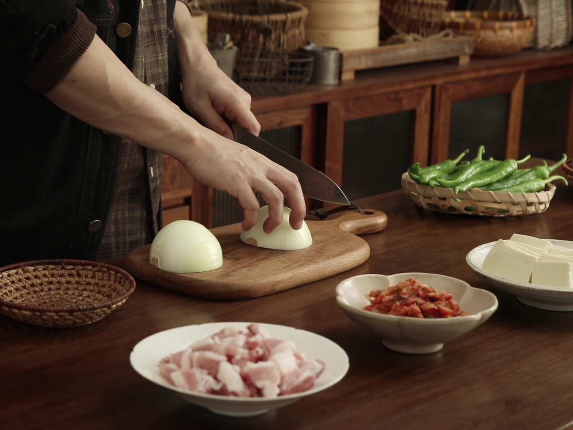 도마 위에 곱게 채 썰어 놓은 양파.