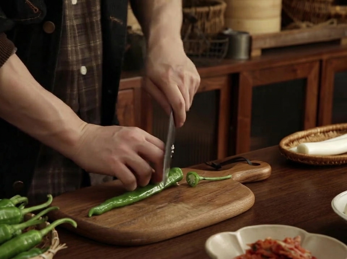 찌개에 넣기 좋게 어슷하게 썰어 놓은 풋고추.