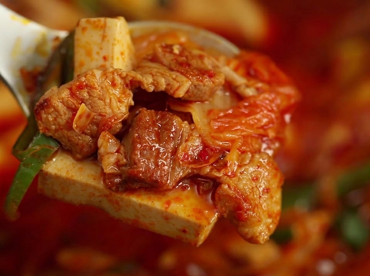 재료가 담긴 냄비에 따뜻한 물을 붓는 모습.