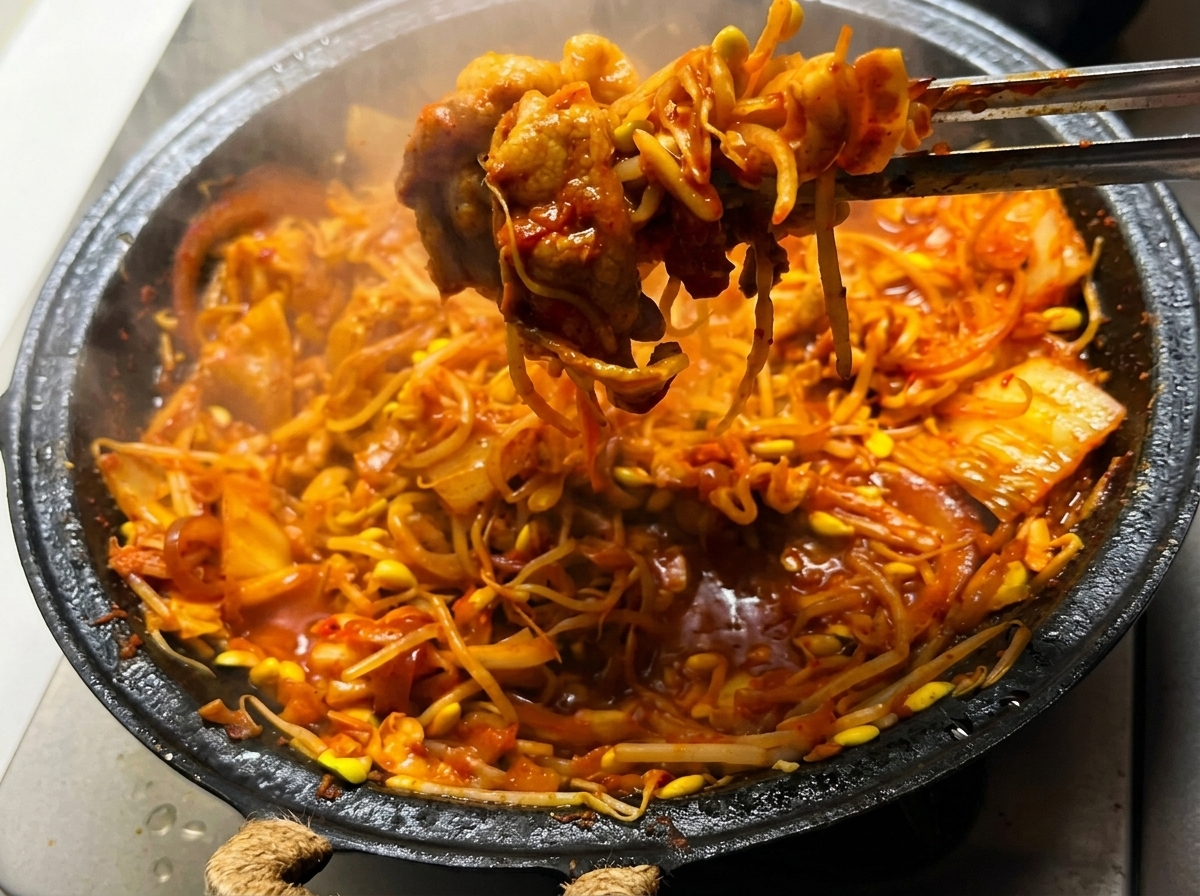 강한 불 위에서 볶아지고 있는 김치 삼겹살 볶음.