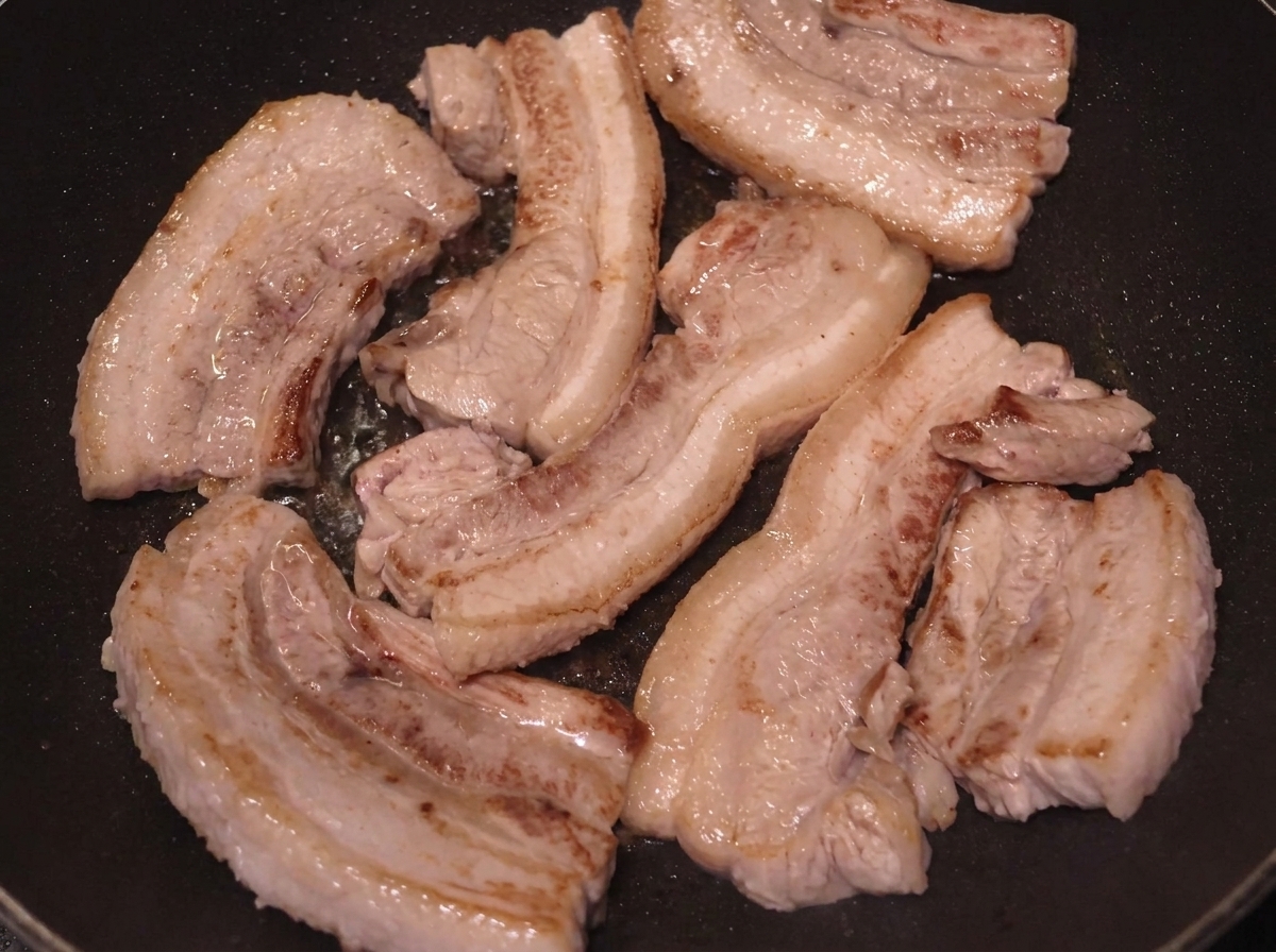 삼겹살 표면이 노릇노릇하게 구워지고 있는 모습.