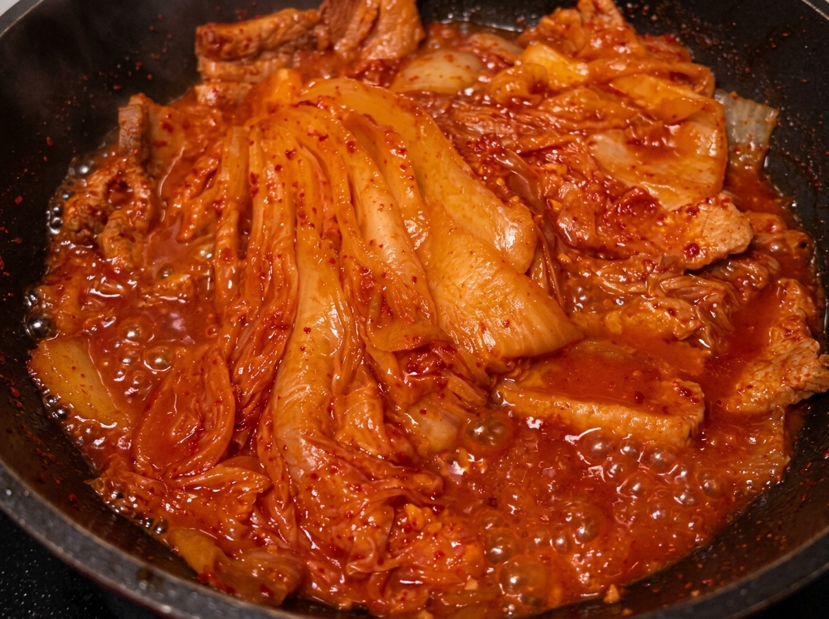 참기름과 들기름을 냄비에 두르는 모습.