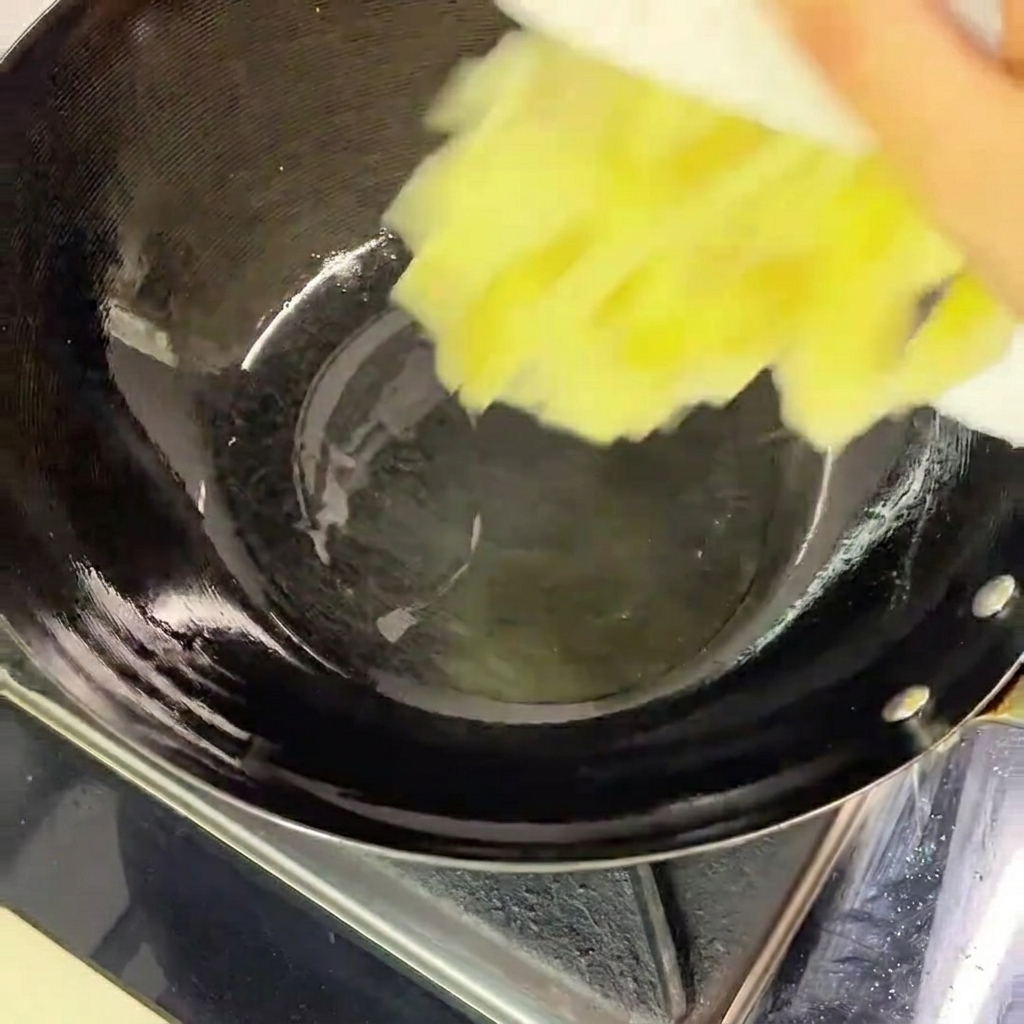 달궈진 팬에 기름을 두르고 썬 김치를 넣는 모습.