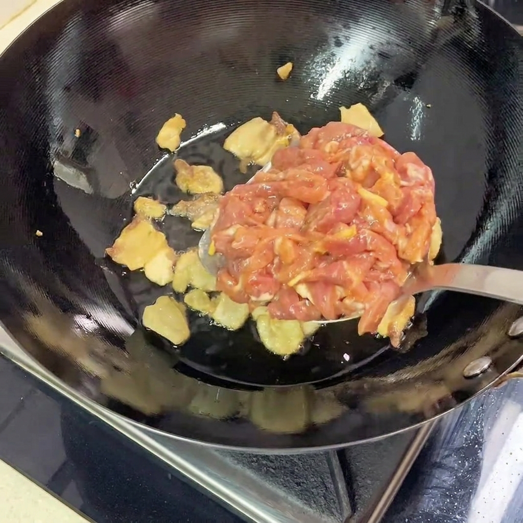 삼겹살과 양념된 살코기를 함께 볶는 모습.