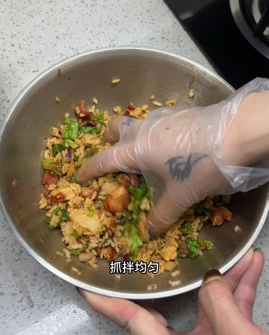 장갑을 낀 손으로 모든 재료를 골고루 섞는 모습.