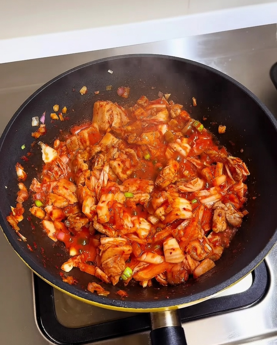 볶은 김치 베이스에 밥을 넣는 모습.