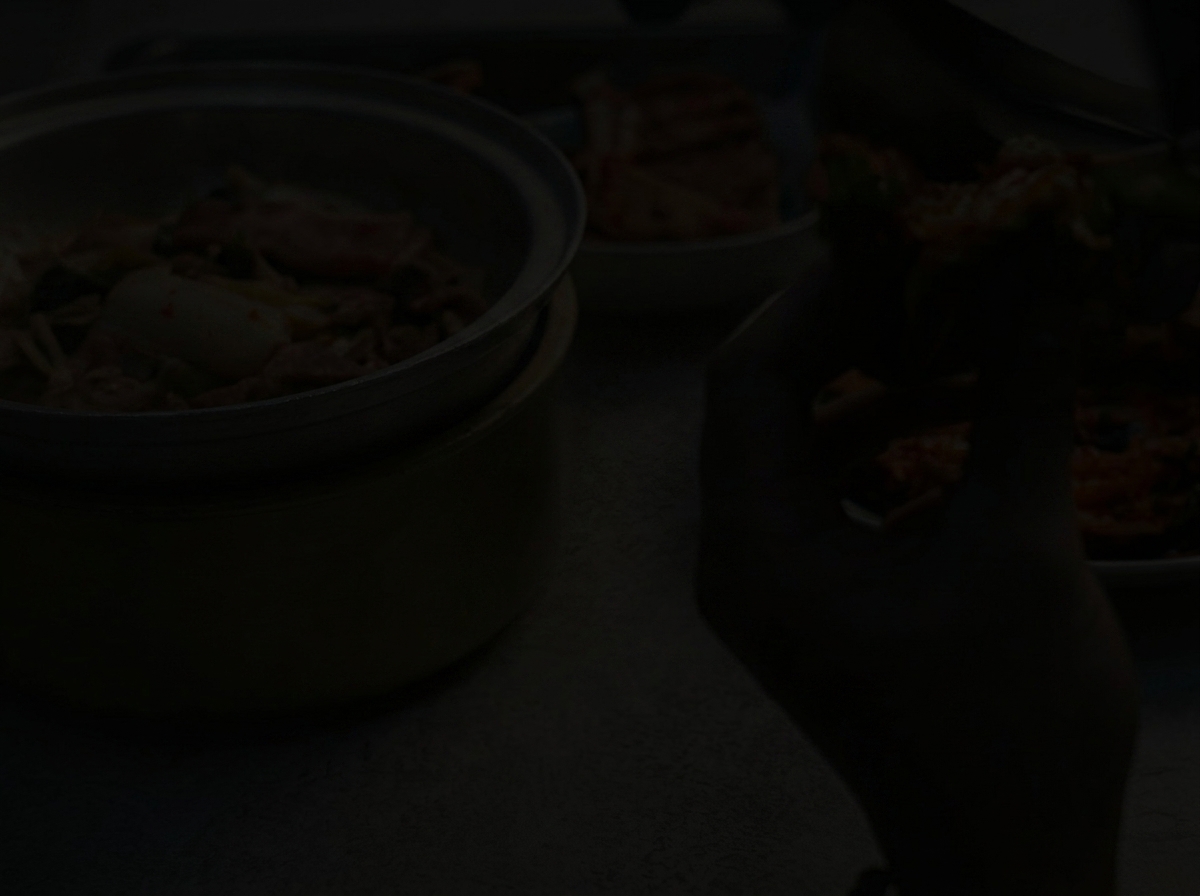 도마 위에서 통배추를 반으로 자르는 모습.