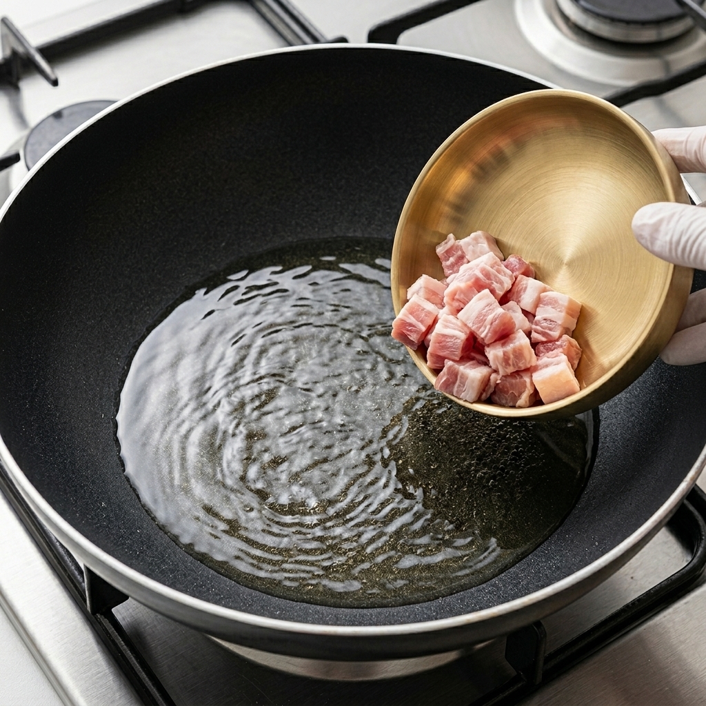 달궈진 팬에 삼겹살이 노릇하게 익어가는 모습.