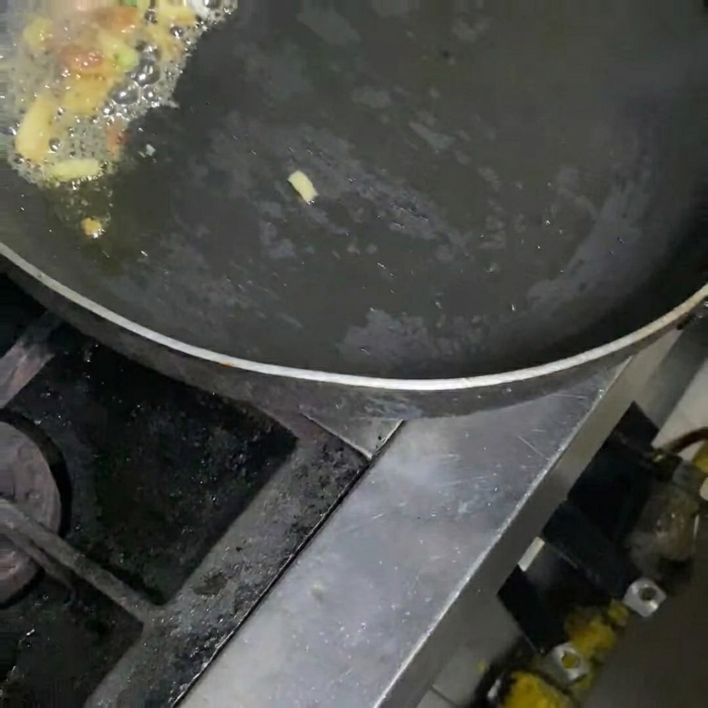 팬에서 김치, 삼겹살, 대파가 함께 어우러져 볶아지는 모습.