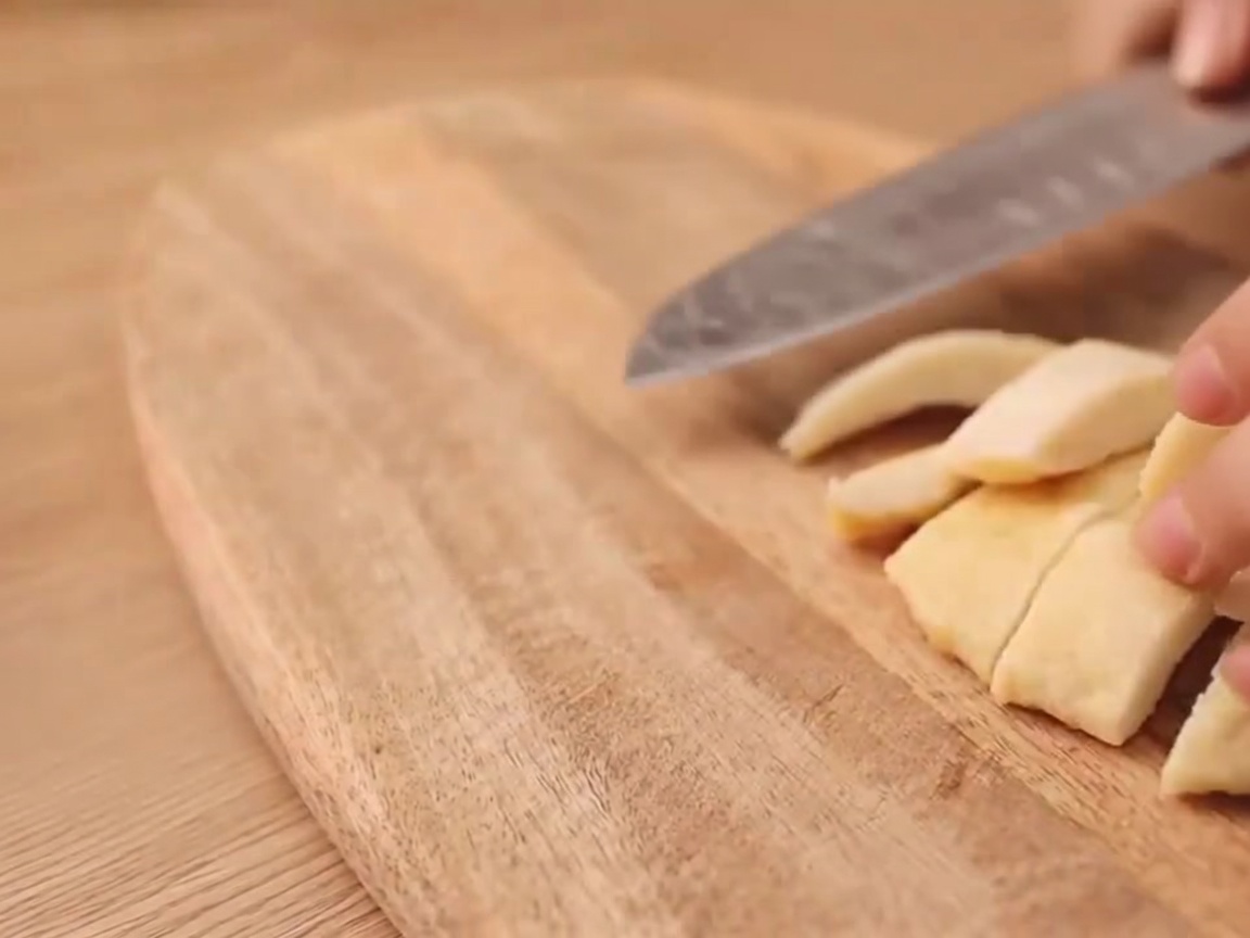 채식 소시지 옆면에 일(I)자 칼집을 넣는 모습.