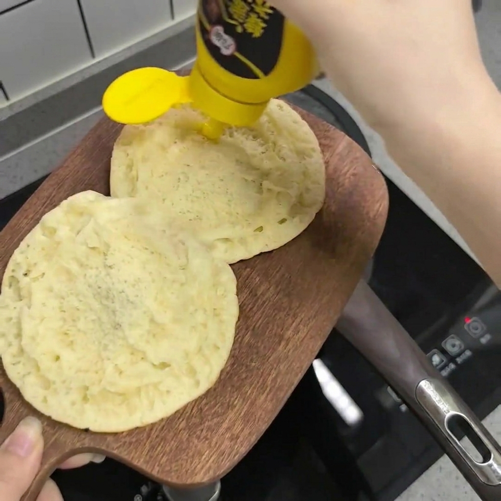 번 안쪽에 허니 머스타드 소스를 뿌리는 모습.