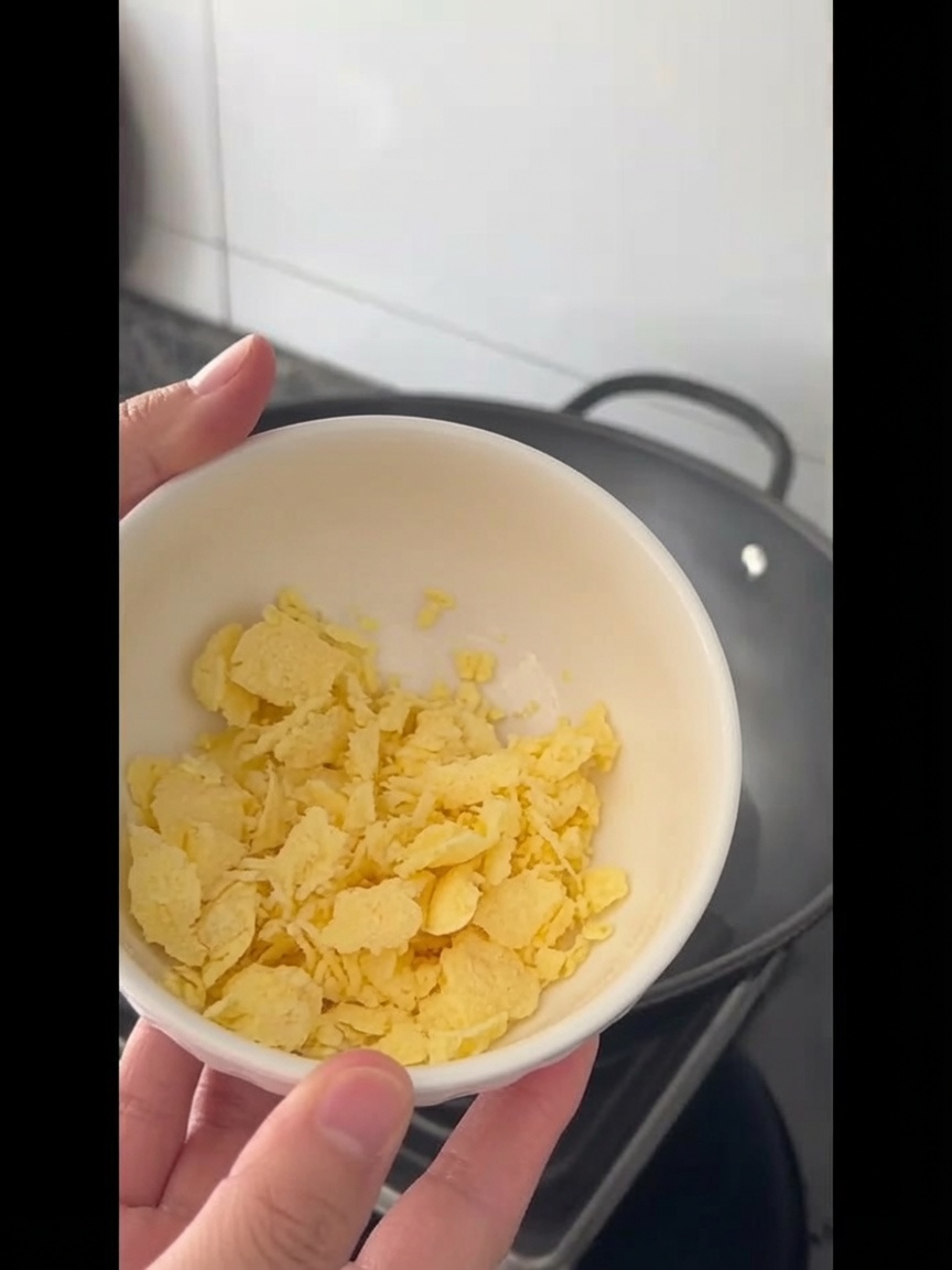 뜨거운 기름 위에서 버터가 녹는 모습.