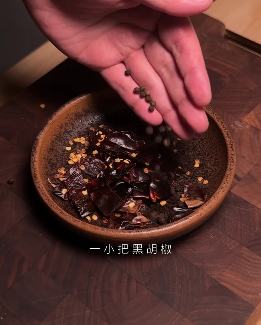 잘라둔 과히요 고추가 담긴 그릇에 통후추를 넣는 모습.
