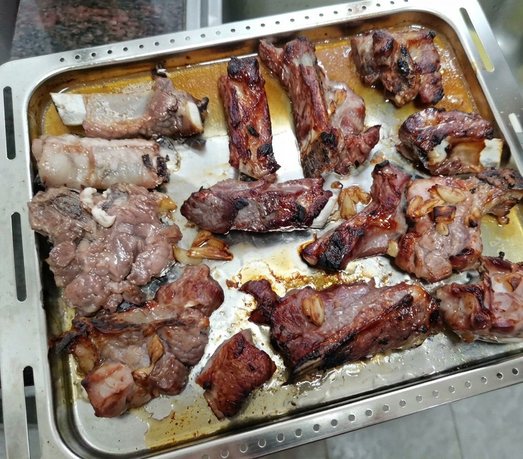 오븐에서 꺼낸 폭립에 꿀을 덧바르는 모습.