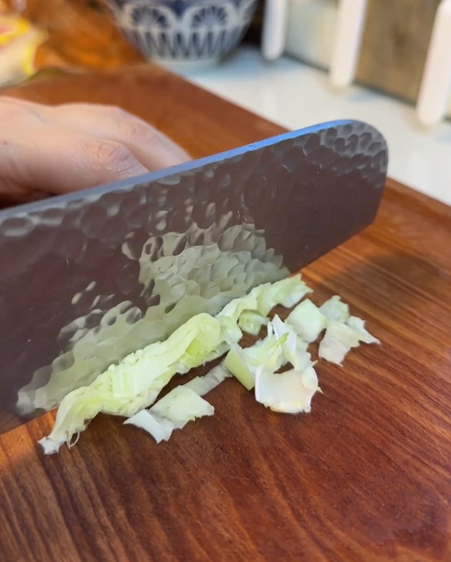 도마 위에 가지런히 놓인 잘게 썬 상추.