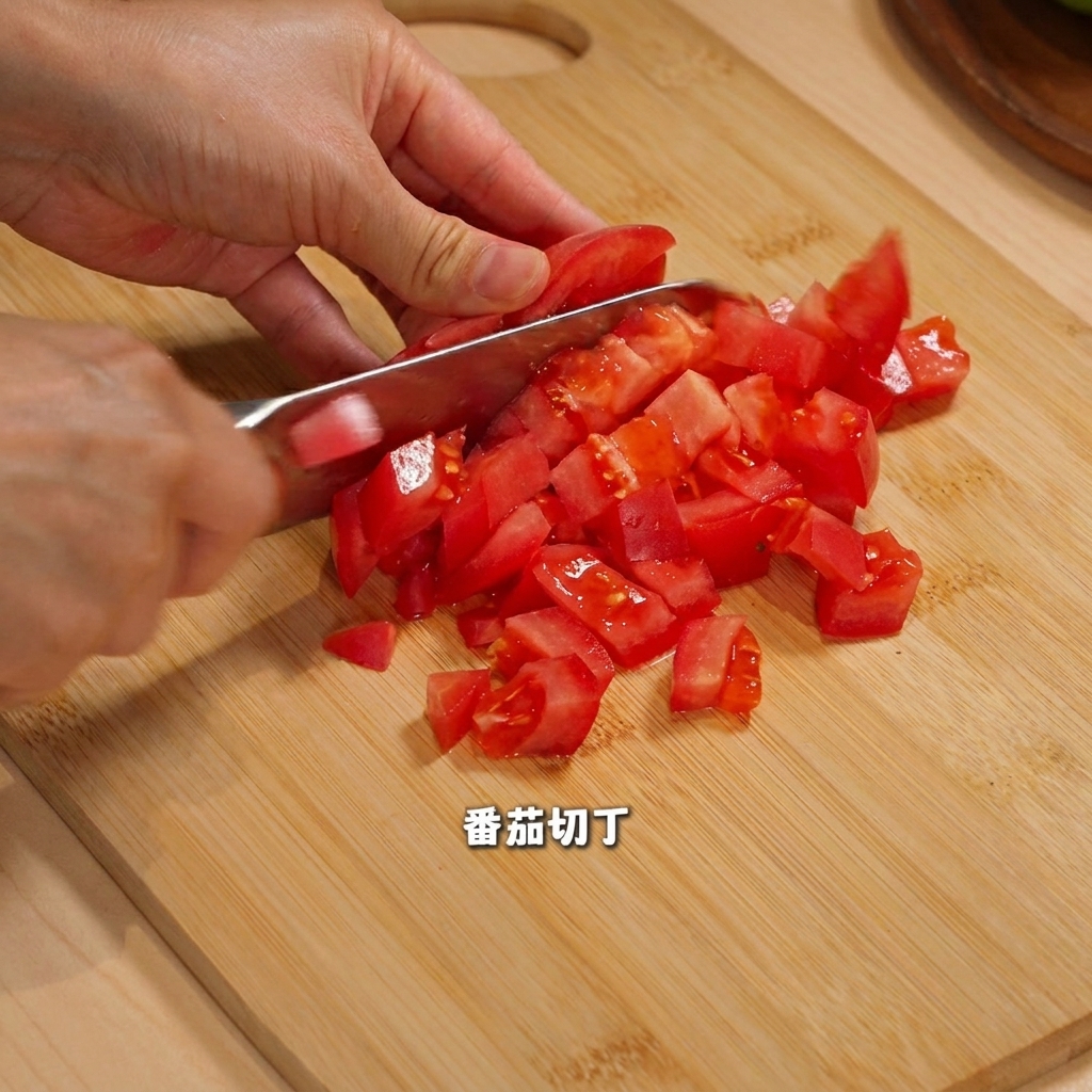 나무 도마 위에서 먹기 좋게 썬 노란색과 붉은색 파프리카.