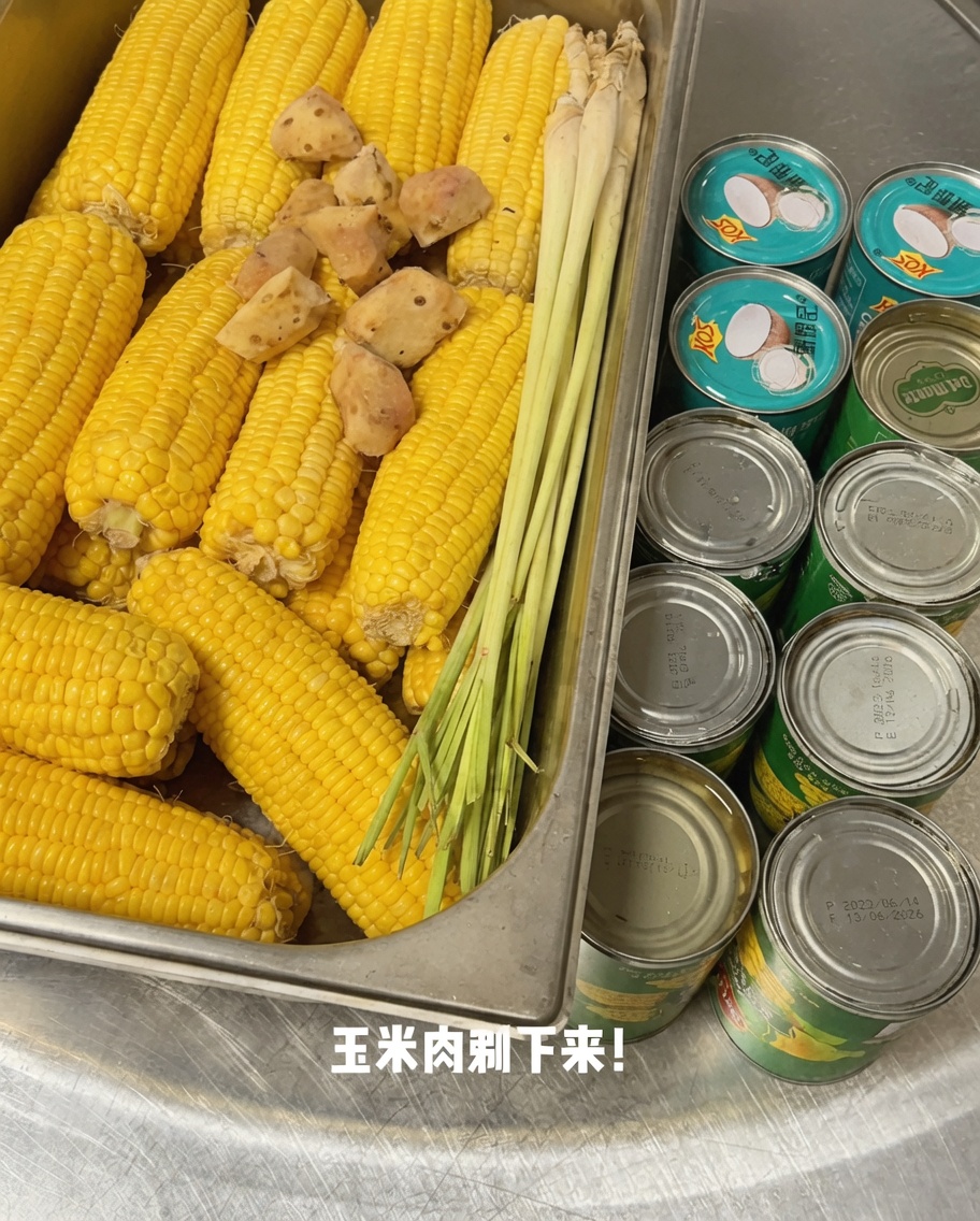 도마 위에서 옥수수 대에서 옥수수 알을 썰어내는 모습.