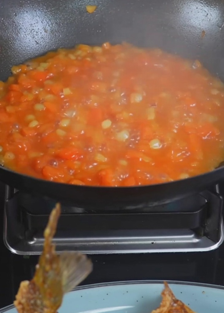 감자와 토마토가 볶아진 웍에 끓는 물을 붓는 모습