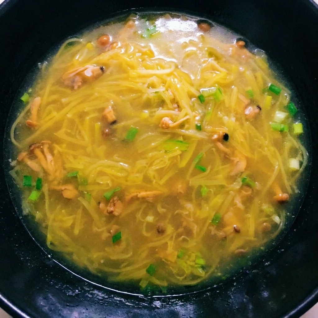 조갯살을 넣고 보글보글 끓고 있는 진한 감자국을 마무리하는 모습.