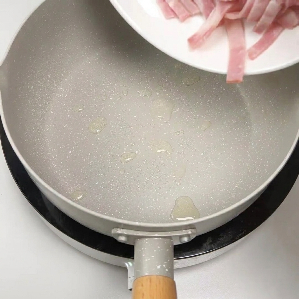 별도의 팬에서 베이컨 스트립을 볶는 모습.
