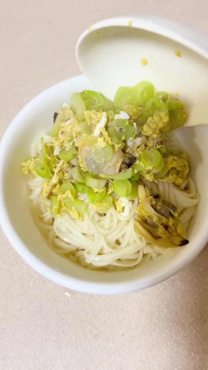 감칠맛 가득한 강낭콩 조개 에그 누들 국수