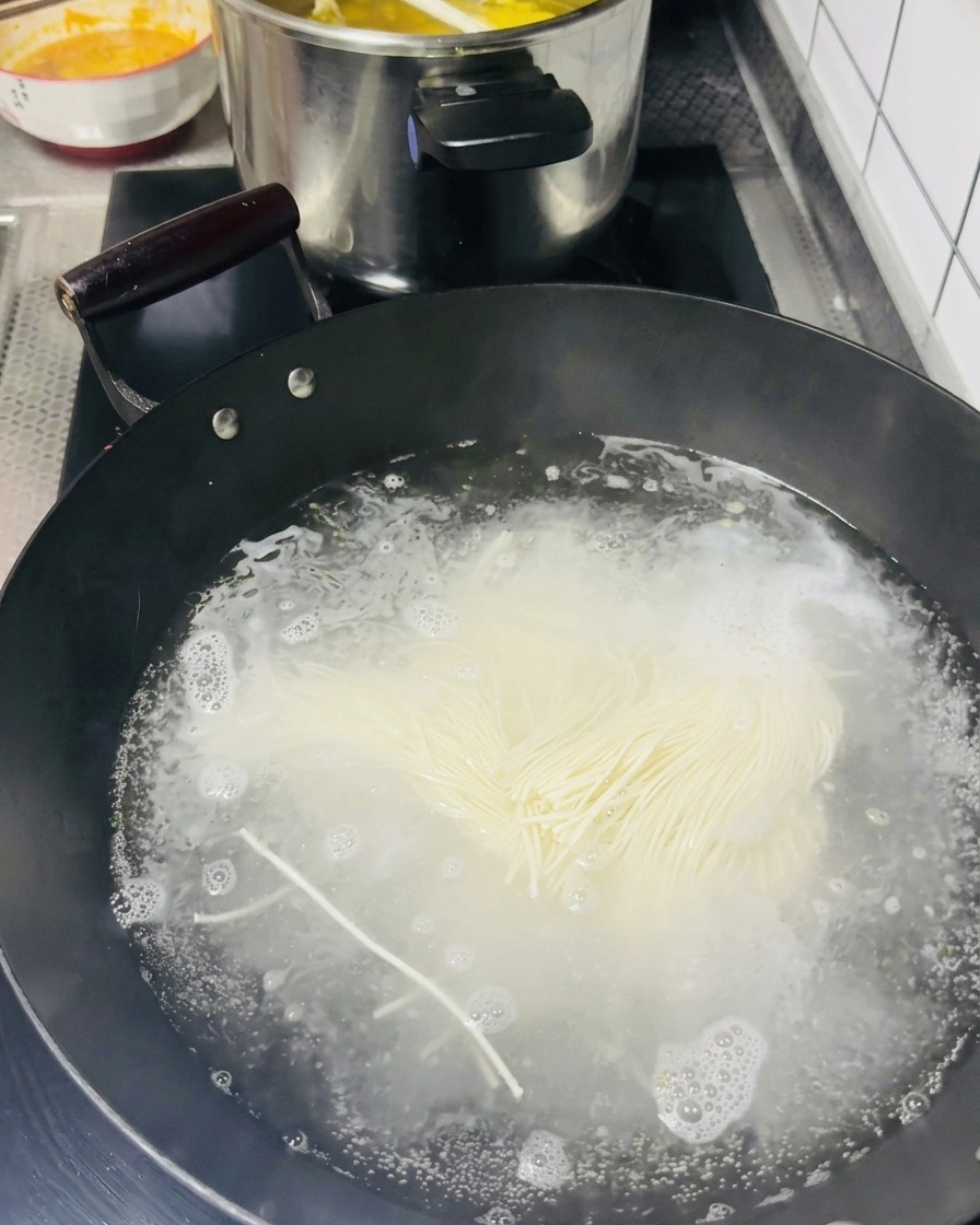 끓는 물에 가는 면을 넣는 모습.