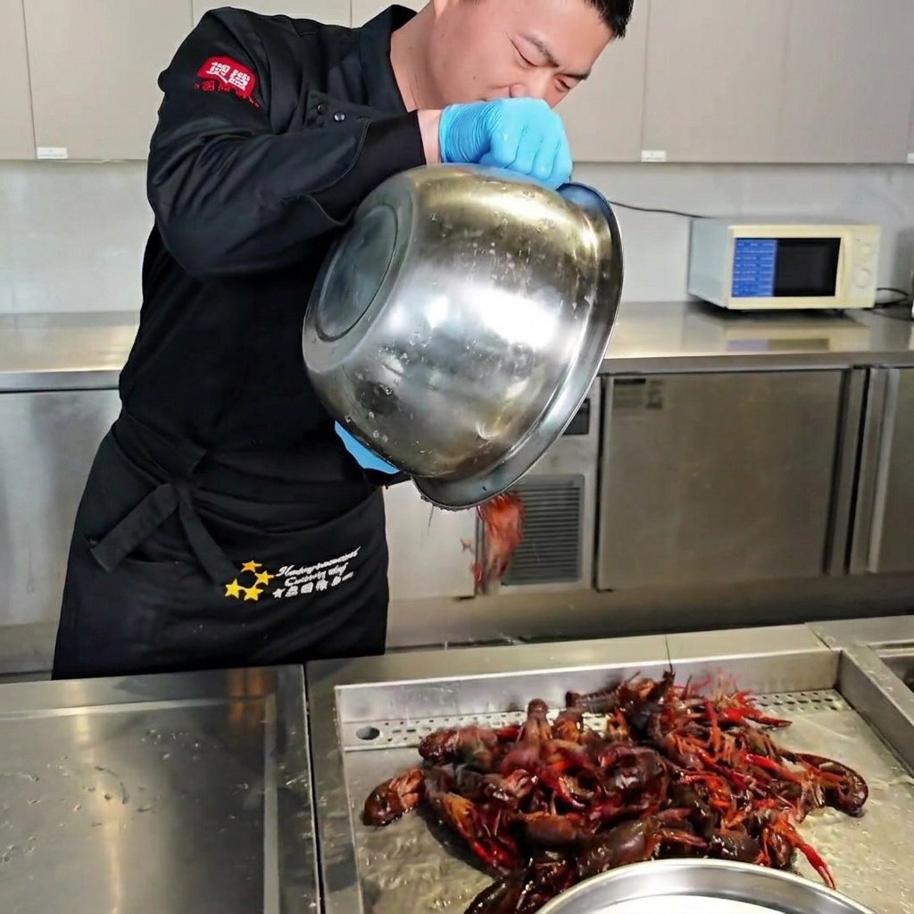 흐르는 물에 가재를 깨끗이 씻는 모습.