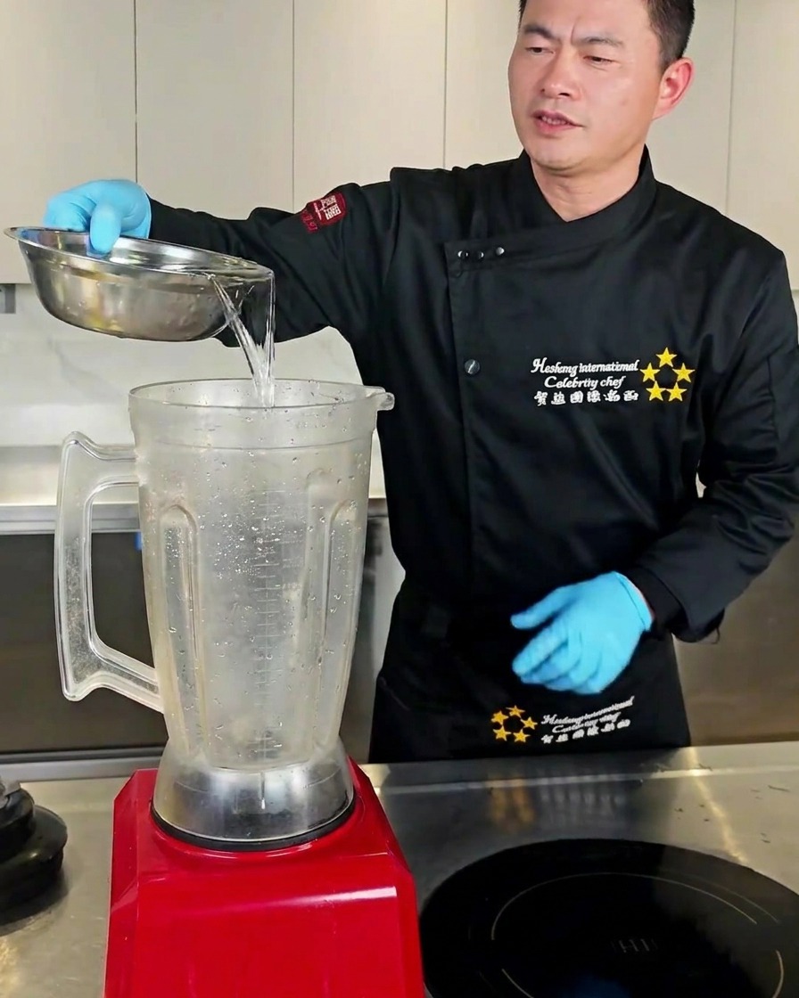 믹서기에 물과 마늘이 담긴 모습.
