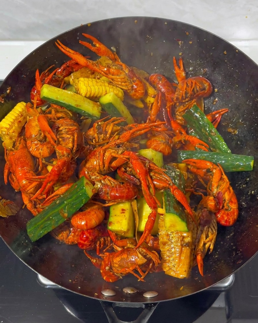 완성된 마라롱샤가 웍에 담겨 있는 근접 촬영.