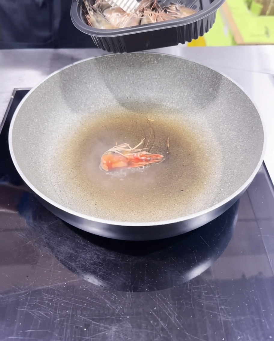 새우 머리를 볶아 풍미 가득한 오일을 만드는 모습