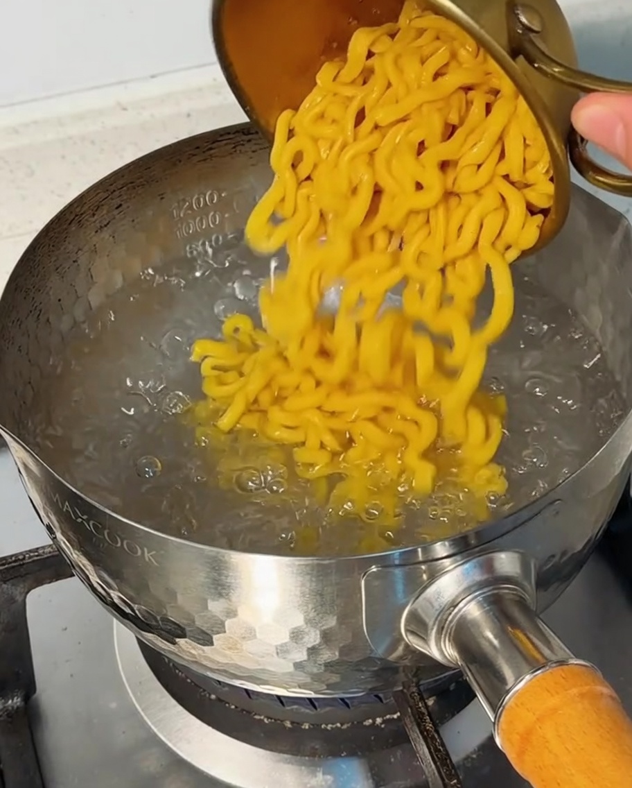 팔팔 끓는 물에 마카로니를 넣는 모습.