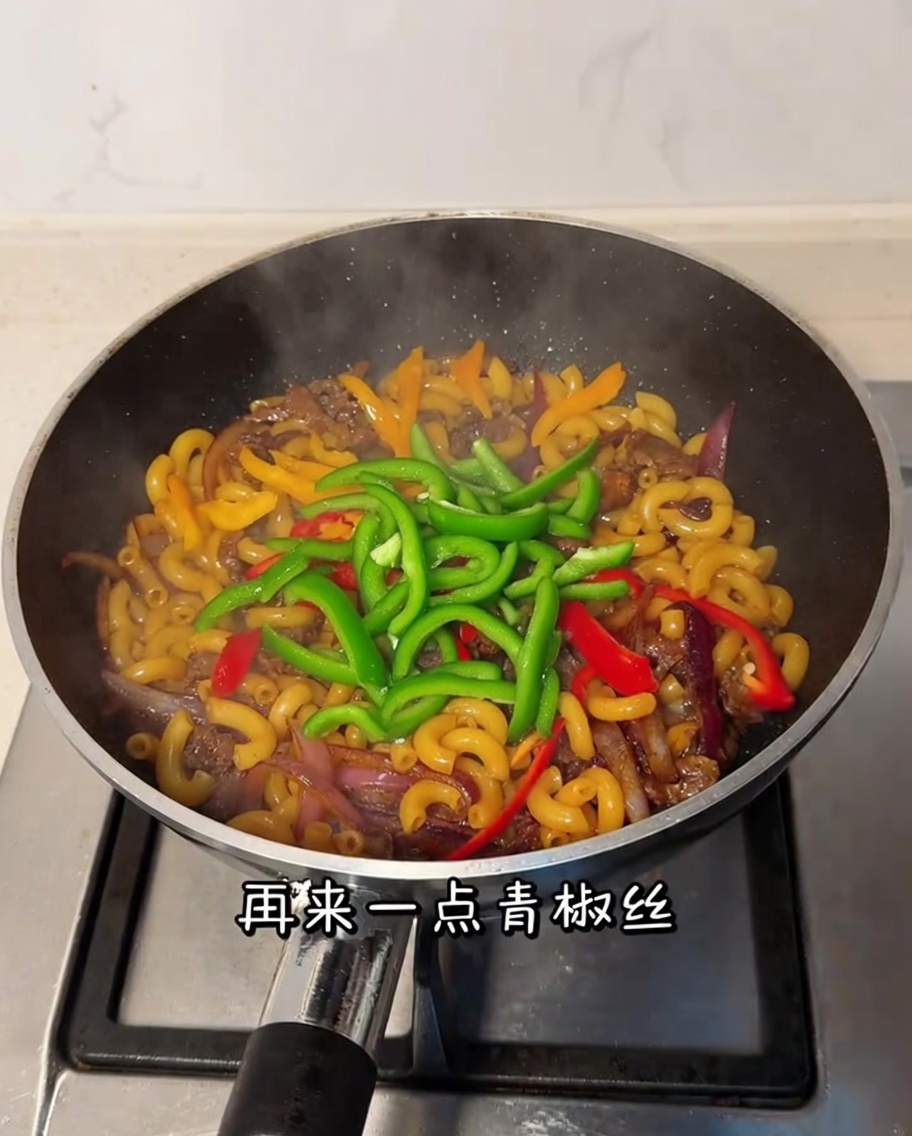 팬에 썬 피망을 넣고 섞는 모습.
