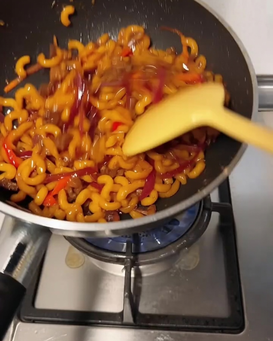 치즈가 녹아들며 재료와 섞이는 모습.