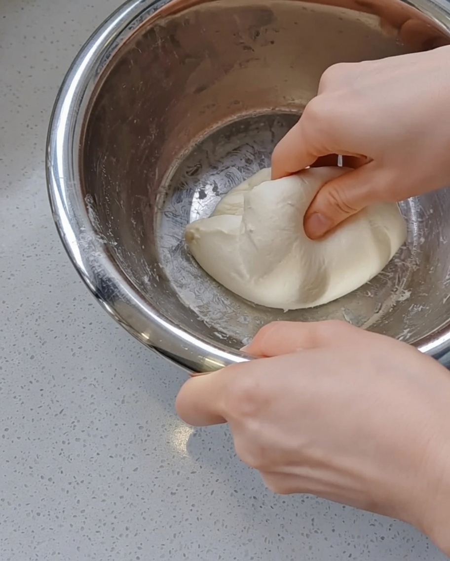 반죽 표면을 매끄럽게 정리하는 모습.
