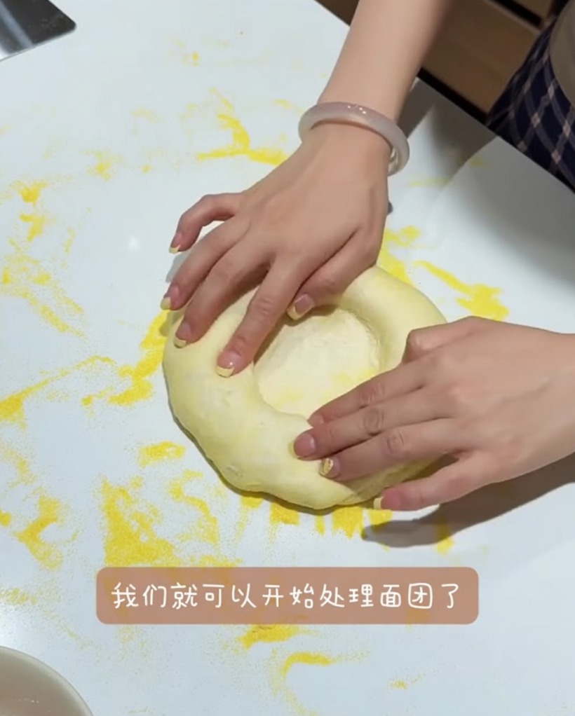 손으로 반죽을 펴면서 가장자리 테두리를 유지하고 있습니다.