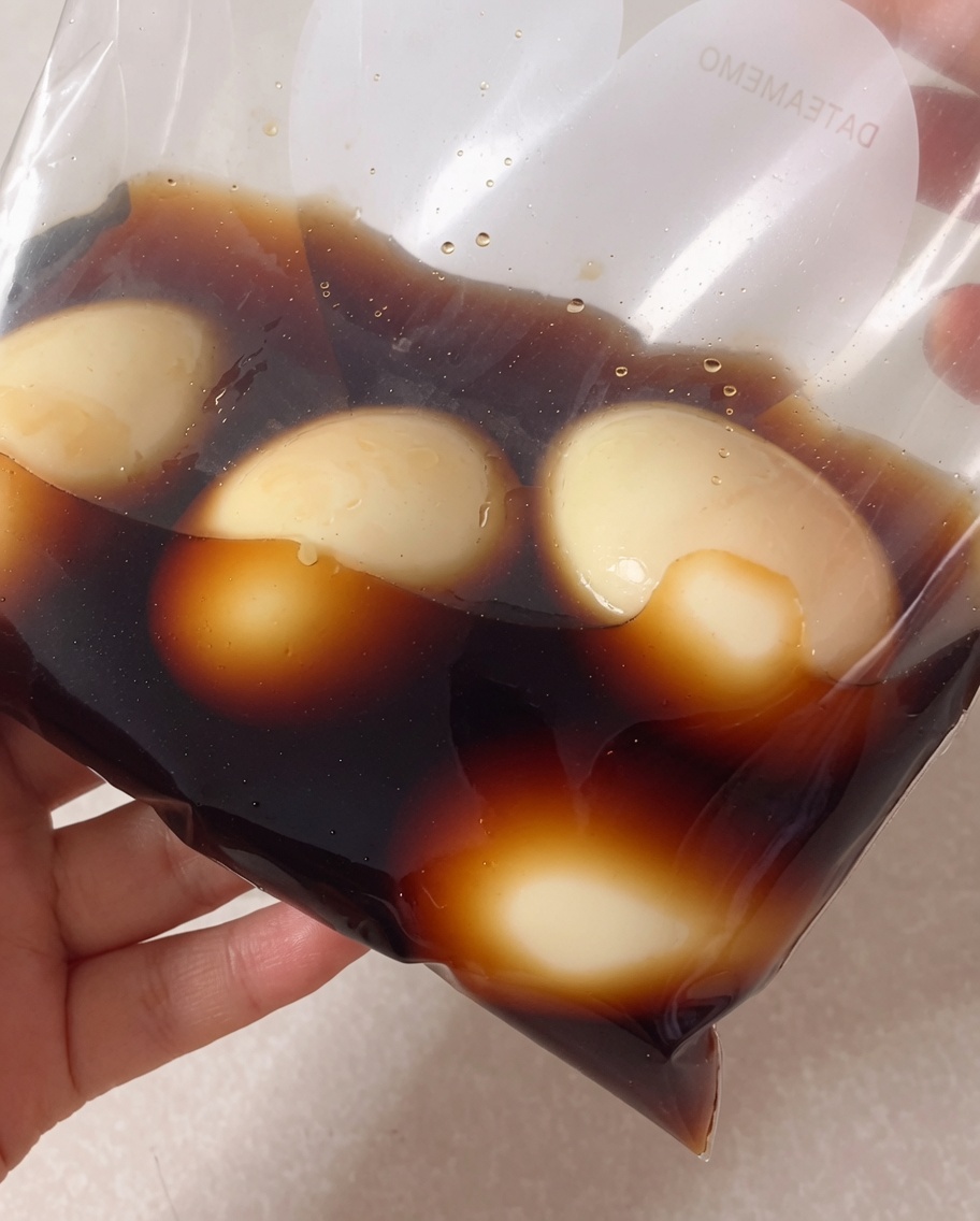 깐 계란과 간장 양념을 지퍼백에 넣어 재우는 모습.