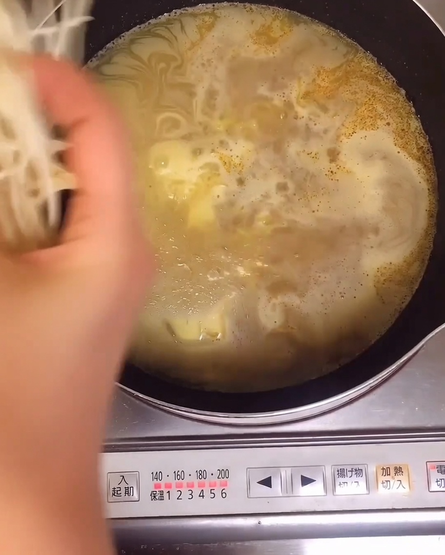 끓는 라멘 면과 함께 숙주를 넣는 모습.