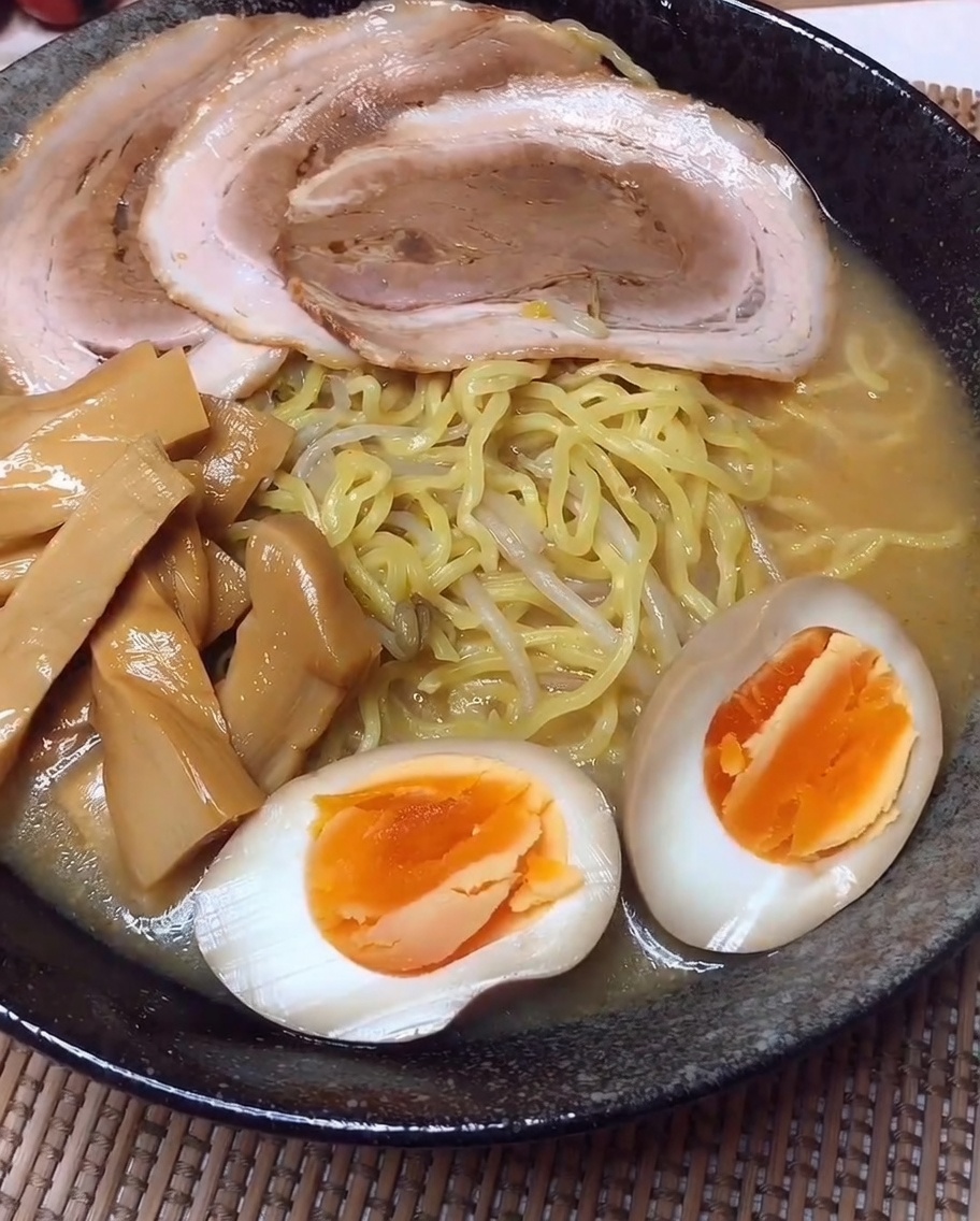 그릇에 면, 고기, 죽순, 계란이 정갈하게 담긴 모습.