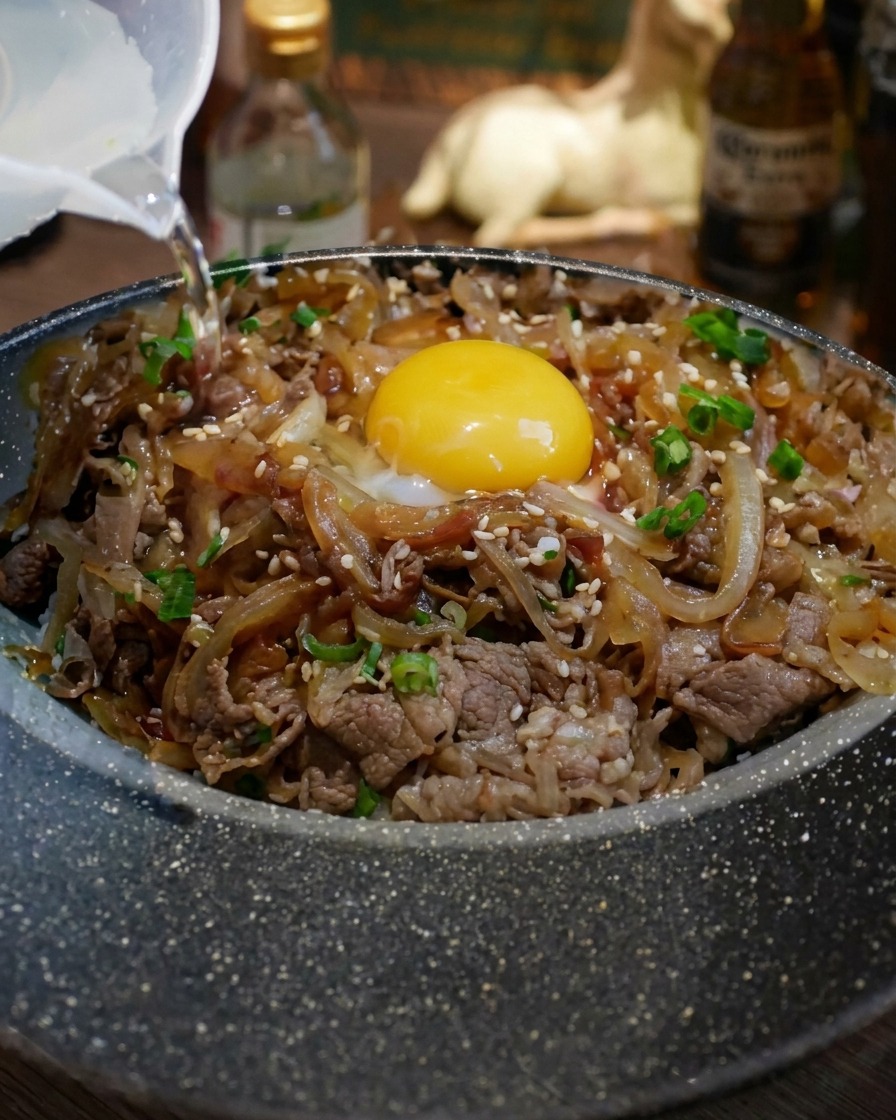 검은색 팬에 약간의 물을 붓고 소고기 데칠 준비를 하는 모습.