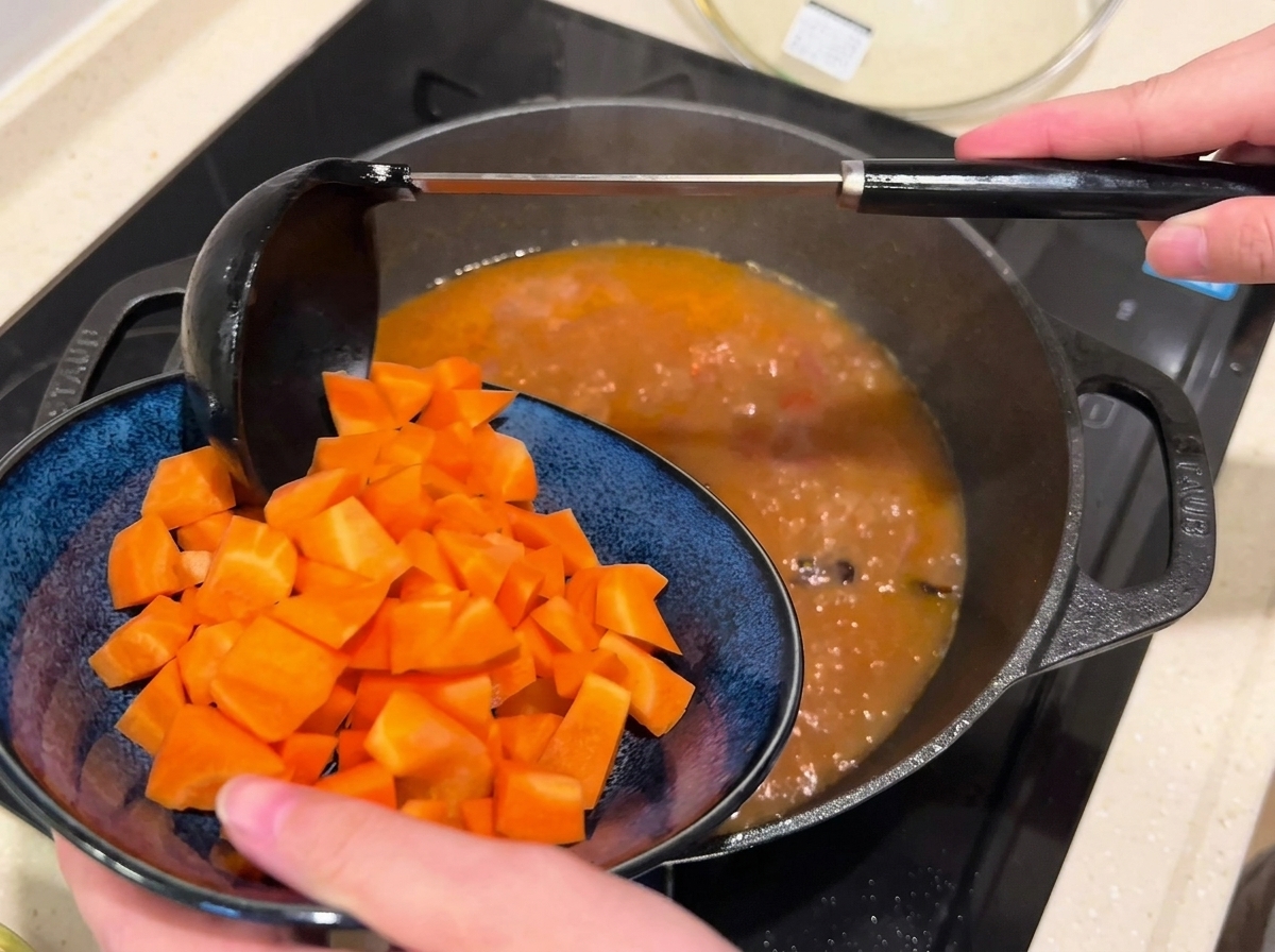 끓는 육수에 손질한 당근을 넣는 모습.