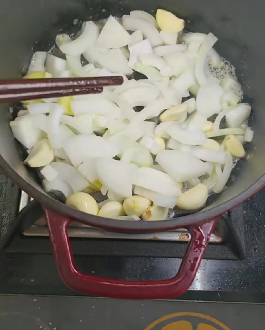 냄비 안에서 양파와 마늘을 볶는 모습