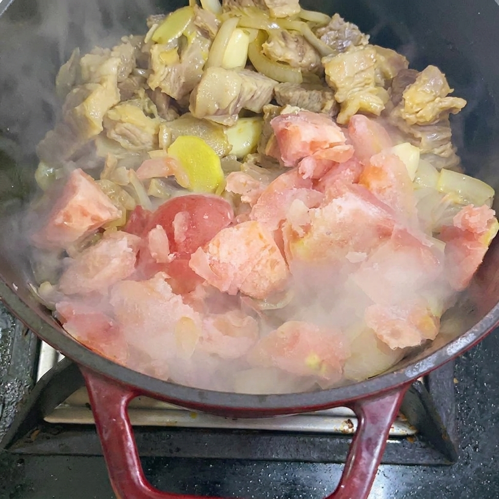 볶는 팬에 냉동 토마토 조각을 넣는 모습